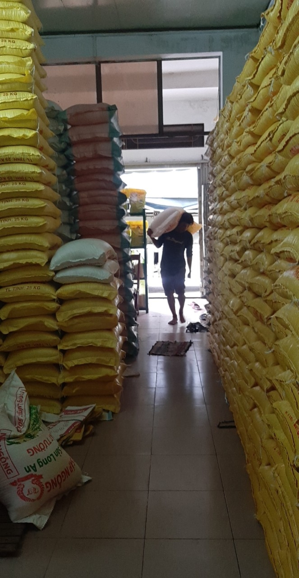 Mua gạo từ thiện tại Tân Bình