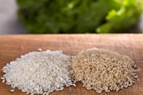 Tại sao gạo còn cám đen lại tốt hơn gạo trắng?
